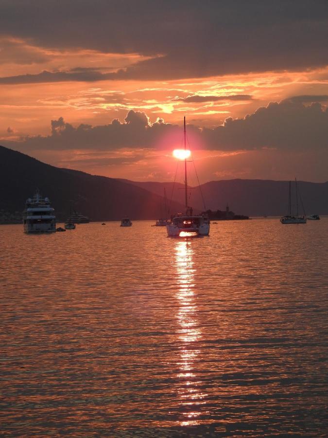 Wisteria Hotel Tivat Exterior photo